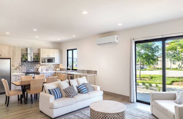 Stunning 2BR Condo - 5 min to Beach