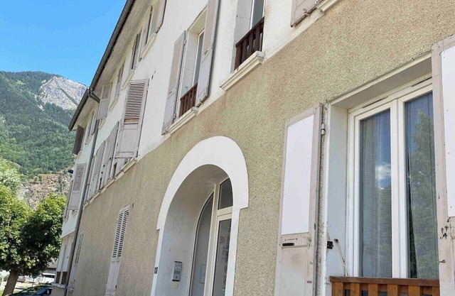 STUNNING 3 BED CYCLE/SKI APARTMENT - SLEEPS 6