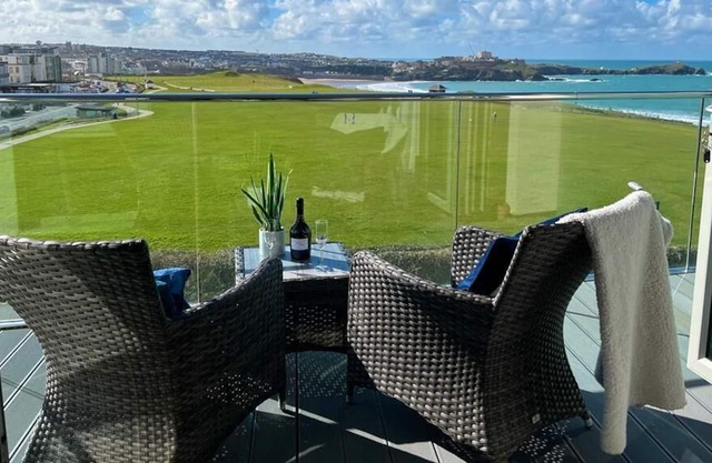 Stunning 3 bed + Sea view + Parking + Near beach