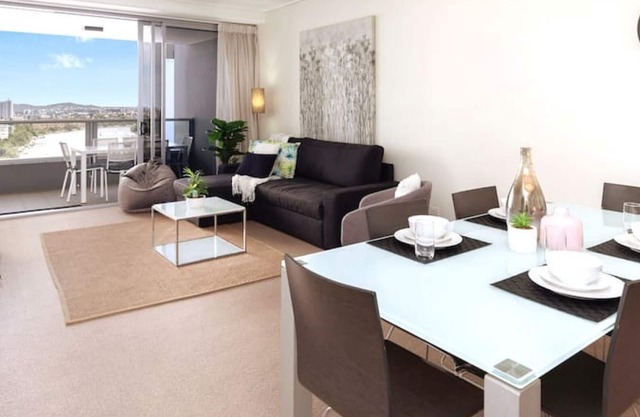 Stunning 3 Bedroom with RiverViews+2 carparks+Huge Balcony+WIFI+Pool+Tennis Court+Gym & Steam Room