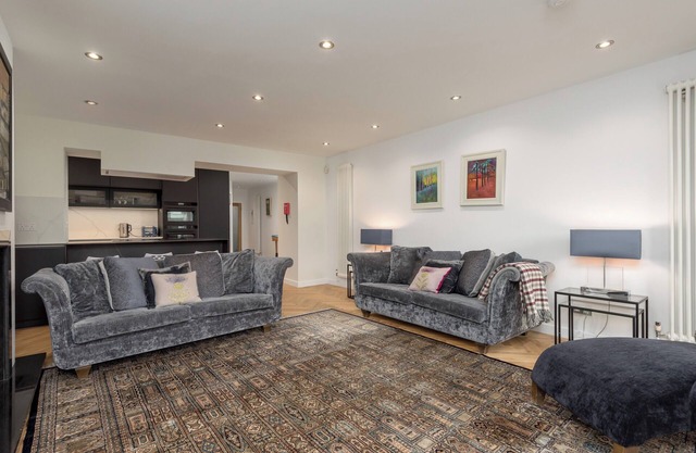 Stunning 3-bedroom apartment in the heart of Edinburgh's city centre. Sleeps 6.