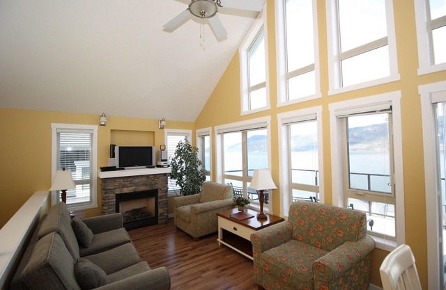 Stunning 3 Bedroom Lake View Cottage at La Casa!