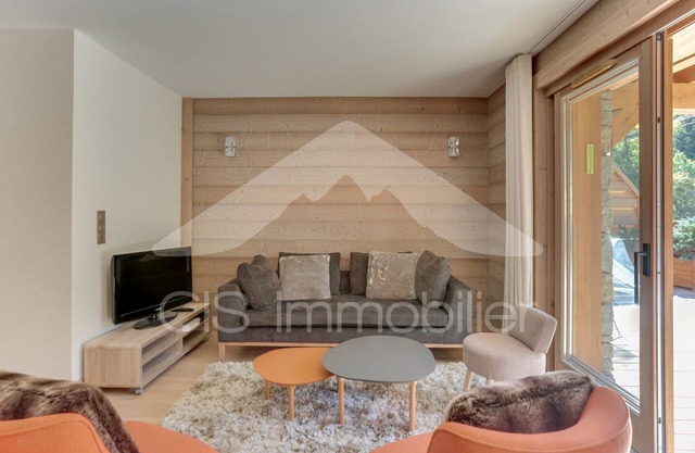 Stunning 3-room apt in Méribel, close to slopes, with parking and WIFI included.