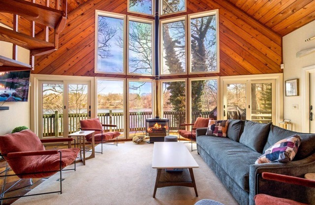 Stunning 3Bed, 2Bath Pond Front Retreat w/kayaks - Welcome to Fresh Pond Lodge!