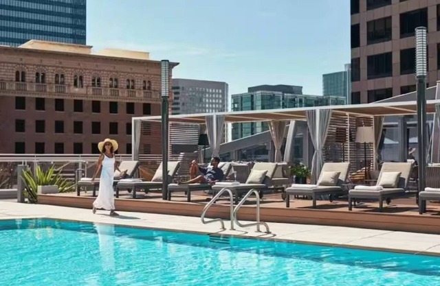 Stunning 3BR High-Rise Apartment with Pool, Spa & Rooftop Views