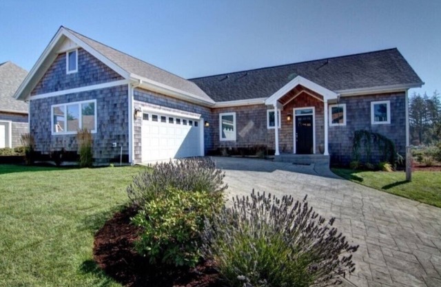 Stunning 4 bed 3 Bath New Home walkable 3/4 mile to Beach & 1/2 mile to Town!