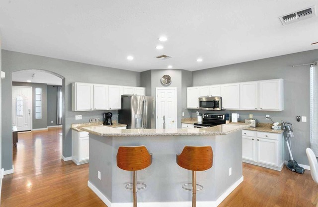 Stunning 4 Bedroom w/Spacious Backyard/Pet Friendly #41697