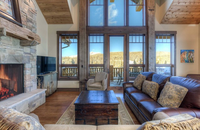 Stunning 5 Bedroom 5.5 Bath Home, Private Hot Tub, Ski in/out, & Lodge Access