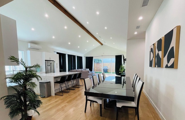 Stunning 5BD3.5BA Family 1 Story Home in Encino