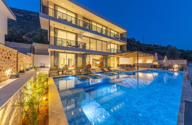 Stunning 6 Bedroom Villa with Spectacular Sea Views