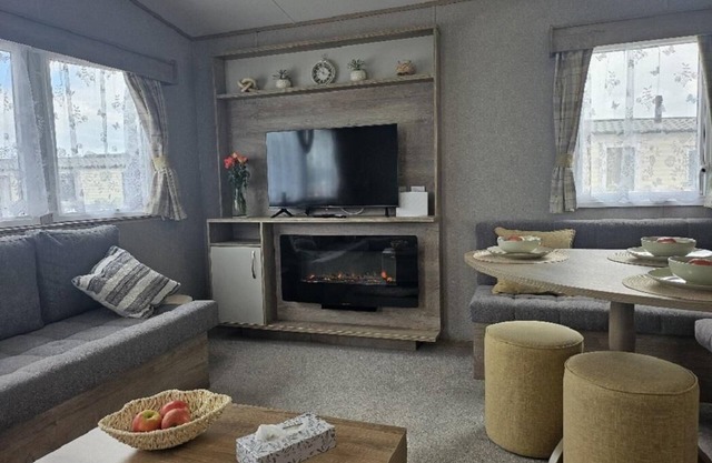Stunning 6 berth caravan near to the beach at Pakefield ref 68115CR