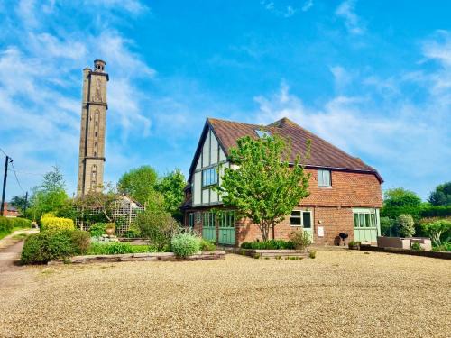 Stunning 7 Bedroom Escape Near New Forest and Beach - Large Garden - Serene Setting - Sleeps 14