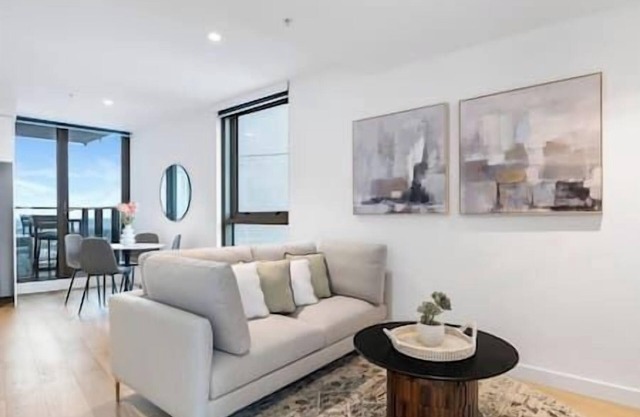 Stunning Bay & Lake Views Apt w/Balcony & Wi-Fi