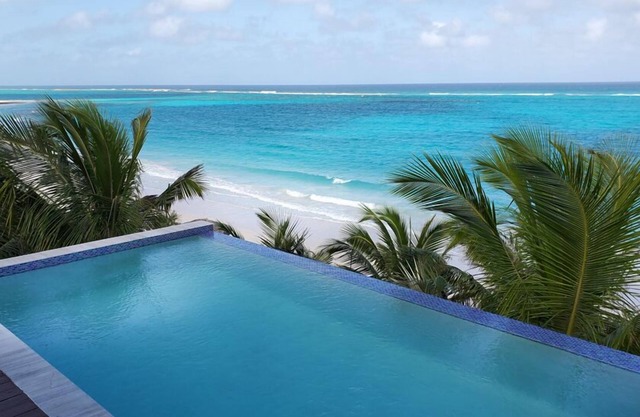 Stunning Beachfront House, Walk to Tippys! Pool Table, Foosball, POOL!