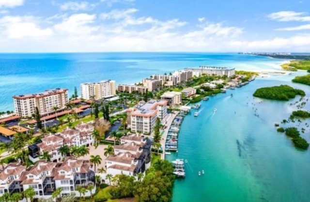 STUNNING BEACHFRONT 2/2 PENTHOUSE SEASONAL UNIT-CASA BONITA GRANDE-MODERN