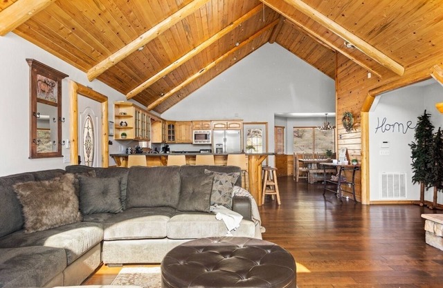 Stunning Big Bear Retreat | Hot Tub | Arcade