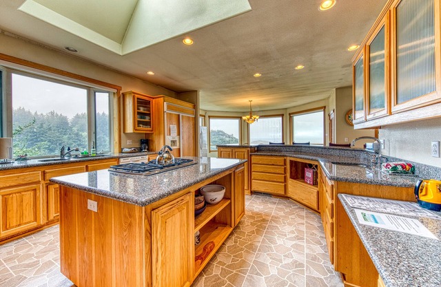 Stunning blufftop home w/deck & views of the ocean/hills - 2 dogs welcome