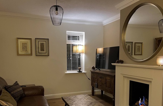 Stunning Bungalow w/Fireplace, private parking and garden
