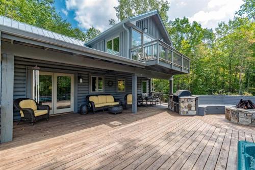 Stunning Cabin with Fire Pit, Hot-tub and Sauna in Cleveland, Georgia