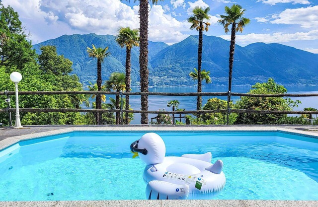 Stunning private villa with WIFI, private pool, TV, patio, pets allowed, panoramic view and park.