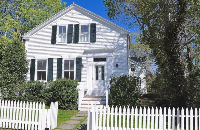 Stunning, Classic Renovated Greek Revival - few mins Walk to Main St & VH Ferry