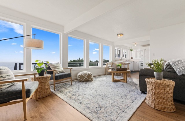 Stunning Coastal Views, *Pet Friendly*, Overlooking Oceanside Beach State Park, New Décor Throughout