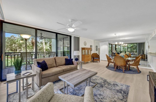 Stunning Condo w/Private Beach Access, Restaurants & Shops