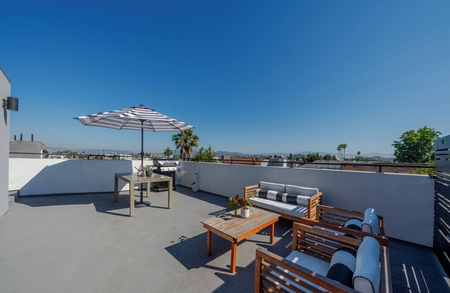Stunning Contemporary Townhome in Central LA on Border of Silverlake & Echo Park