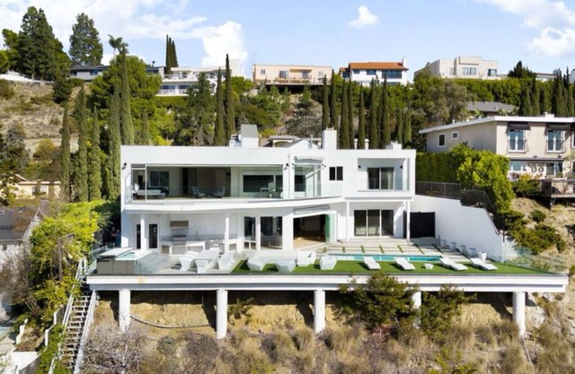 Stunning Contemporary 4-bedroom home overlooking Los Angeles & Sunset Strip