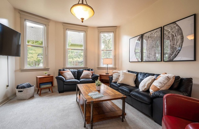 Stunning Craftsman Home: Parlor, GameRoom, EventRoom, Big Kitchen-100% Walkable!