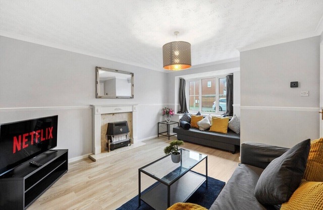 Stunning Detached 3 Bed House - Parking & Garden