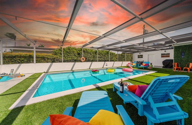 Stunning Family Fun Oasis With Heated Pool, Hot tub & King Bed