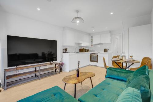 STUNNING Garden House Prime Location W Private Parking