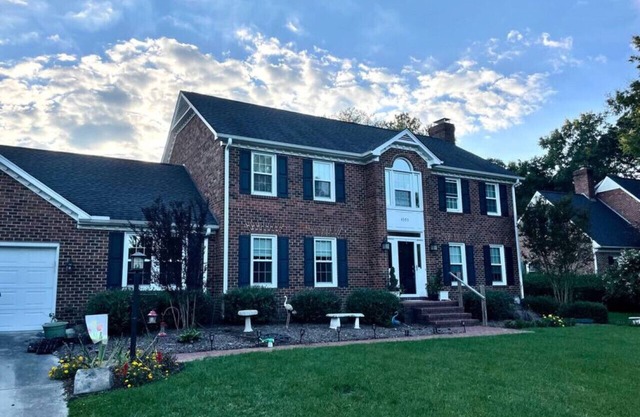Stunning home located in the heart of the Triad with an immaculate outdoor area and updated furnishings.