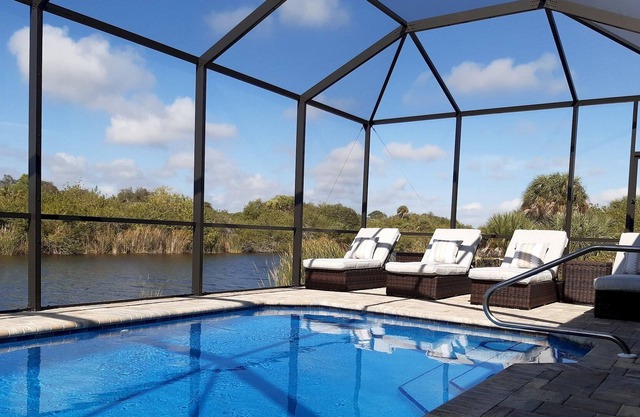 Stunning home, pool overlooking river, free wifi, bikes, BBQ. Near beaches