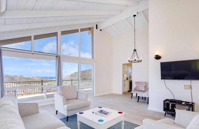 STUNNING HOME w/ MOUNTAIN AND OCEAN VIEWS - DISCOUNTED SEPT & OCT!