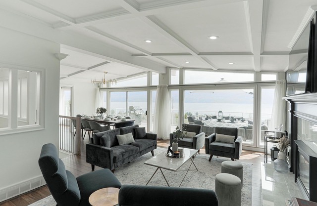 Stunning Home with a 180° view of the Lake + Hot Tub + Firepit + Pool Table