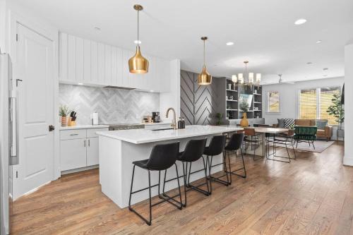 Stunning Home with Garage and Patio Walk to Restaurants 12 South and Belmont