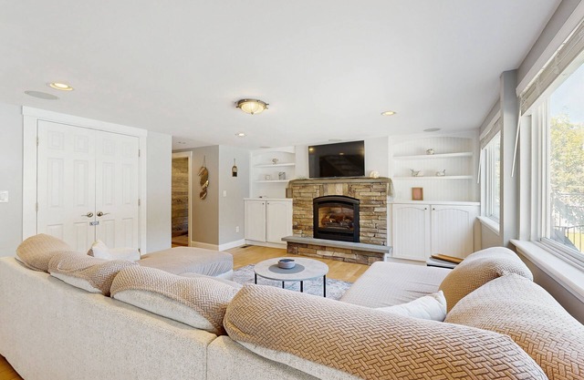 Stunning home with hot tub, outdoor bar, jetted tub & firepit near Wells beaches
