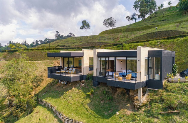 Stunning House with unbeatable view in Guatapé in front of the lake