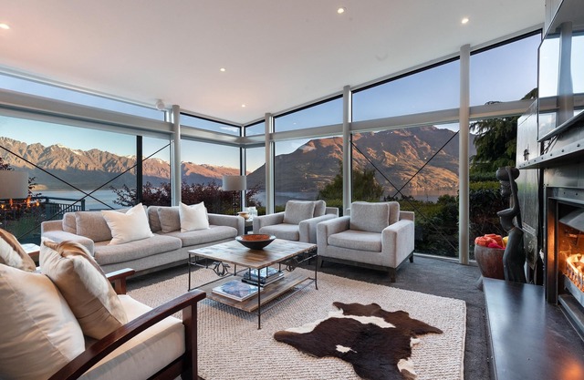 Stunning lake and mountain views, spa, close to town in a peaceful neighbourhood