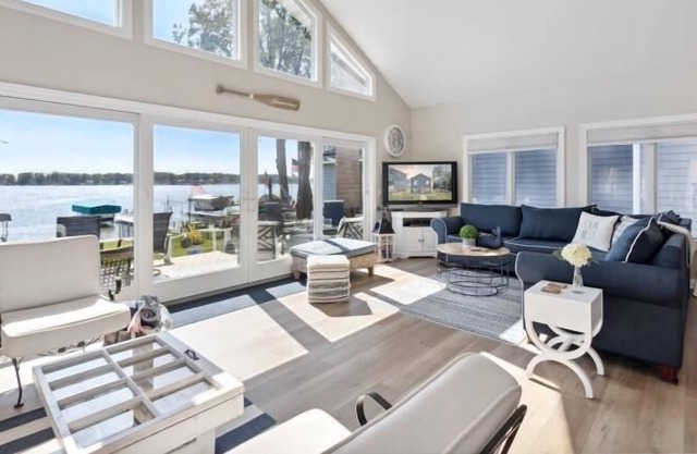 Stunning Lake Front Home perfect for family reunions & friends, close ND Campus
