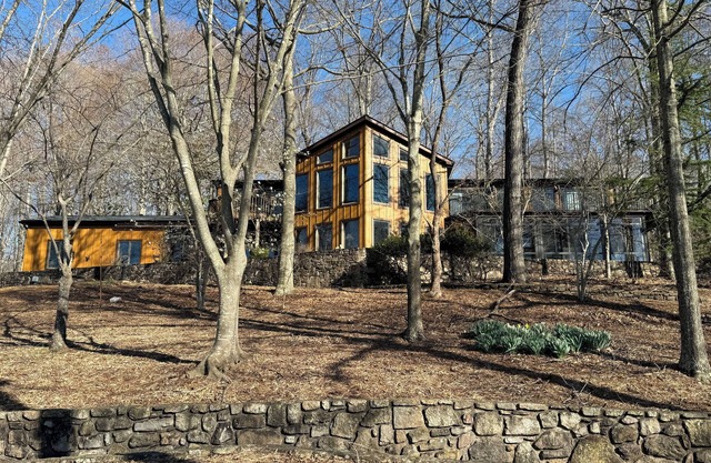 Stunning LAKEFRONT family retreat. HOT TUB,DOCK, PET FRIENDLY, COVERED BOAT SLIP