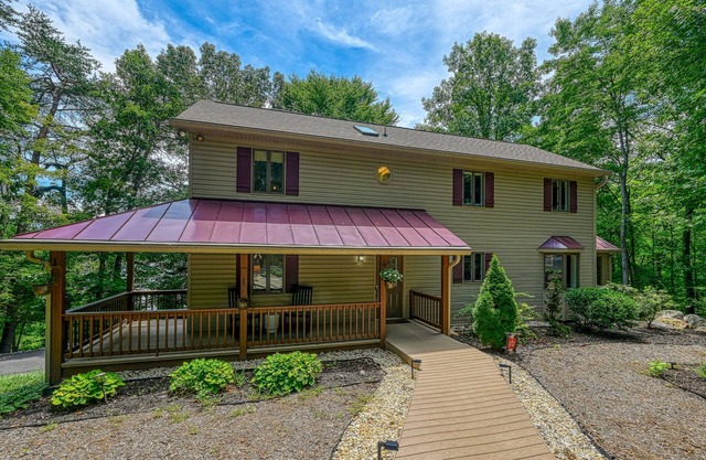 Stunning lakefront house with view, Free Wifi and secluded swimming area