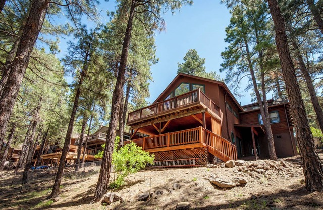 Stunning large Cabin with Hot tub, AC, Pool table, fenced yard