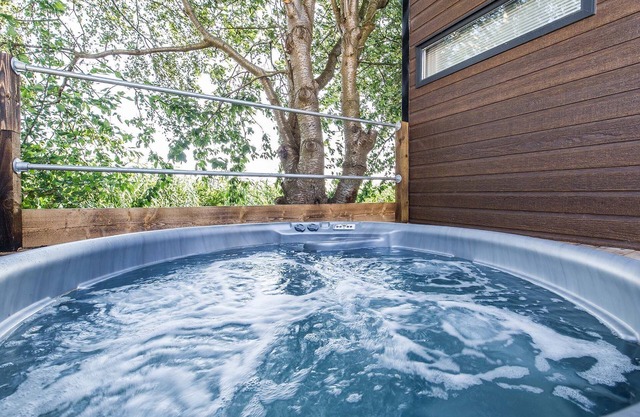 Stunning lodge 2 bedroom lodge, sleeps 6 with hot tub