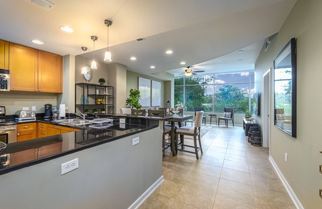 Stunning & Luxurious 2bed / 2Bath Condo with open floor plan - Downtown Orlando.