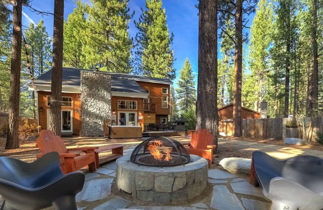 Stunning luxury getaway w/hot tub, fire pit, huge backyard & walk to food/bars
