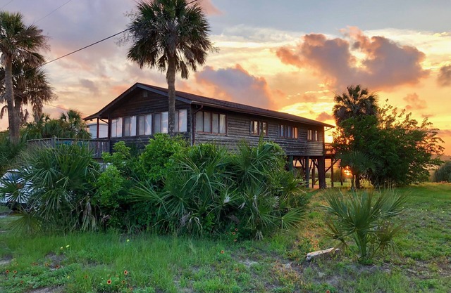 Stunning Marsh & Ocean Views, Classic Folly Cottage!
