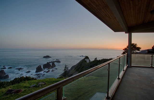 Stunning Modern Cliff House With Breathtaking Ocean Views